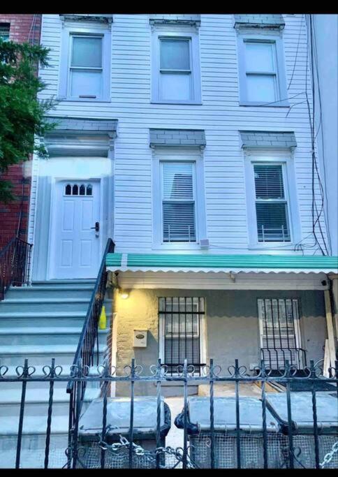 3 Bedroom Duplex W Large Backyard Appartamento New York
